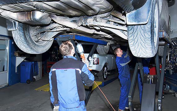 Проверки под автомобилем VOLVO XC70 при техническом обслуживании
